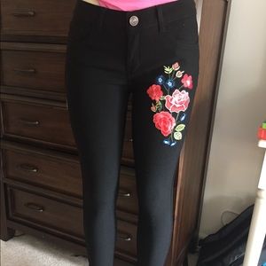 New stretch black pants with flower decoration